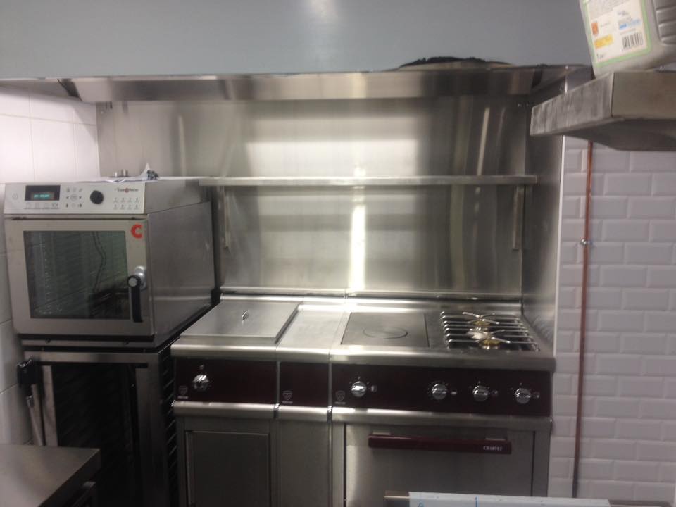 Agencement dans espace restreint, fourneaux et four mixte