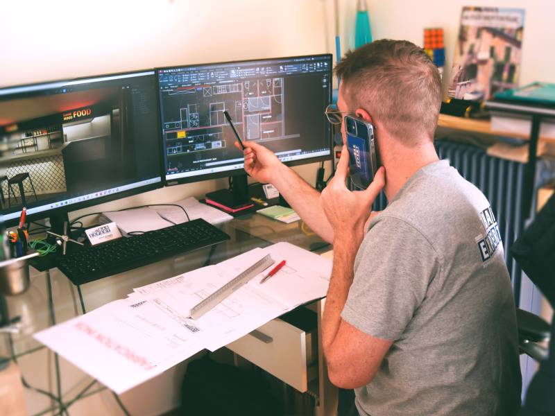 Échange permanent entre la réalité terrain et la formalisation en plan.