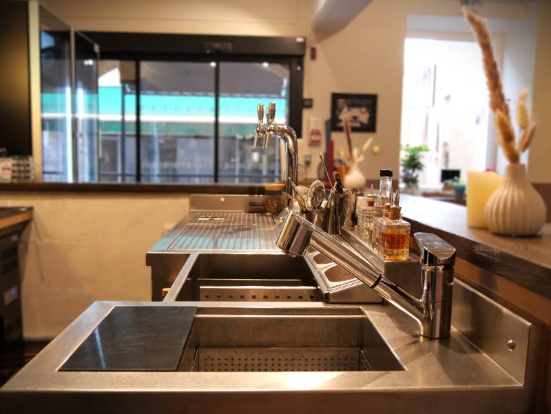 Avant bar en inox, sur mesure, adossé à une structure siporex.
