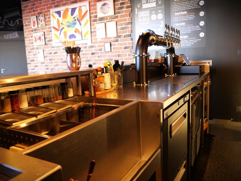 Implantation millimétrée de la structure inox pour respecter les contraintes d'espace et d'habillages menuisés