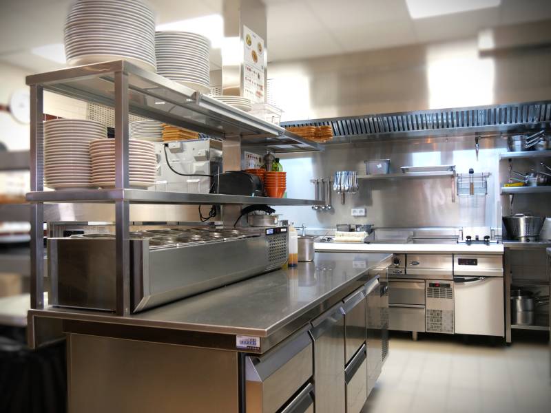 Alliance entre rangements et zone de travail.